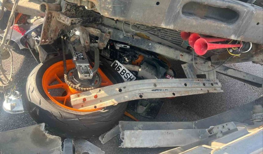 Kamyon ile Motosiklet Çarpıştı: 34 Yaşındaki Sürücü Hayatını Kaybetti