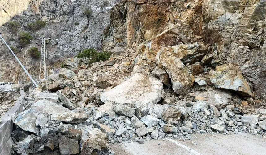 Gümüşhane-Giresun Kara Yolunda Heyelan Nedeniyle Ulaşım Durdu