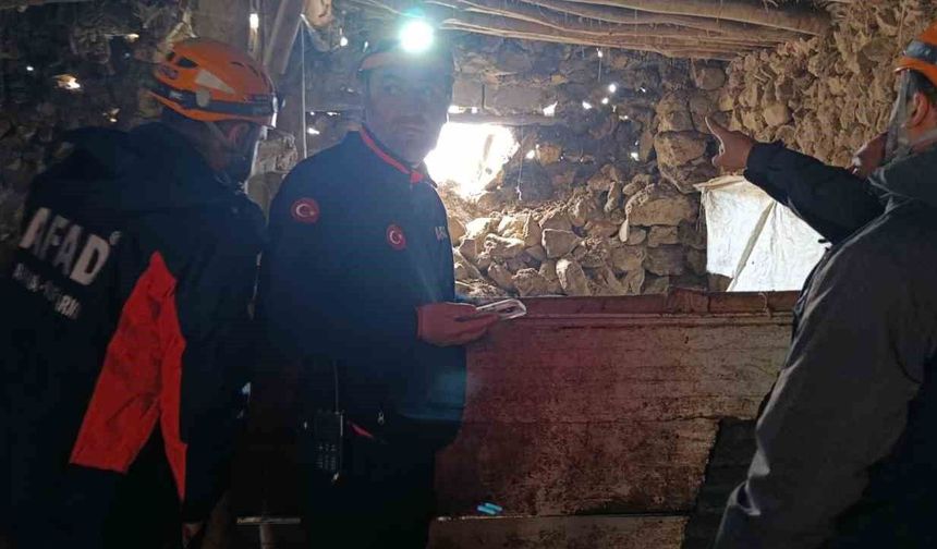 5.2 büyüklüğünde deprem: Ahır çöktü, bir kişi panikle balkondan atladı