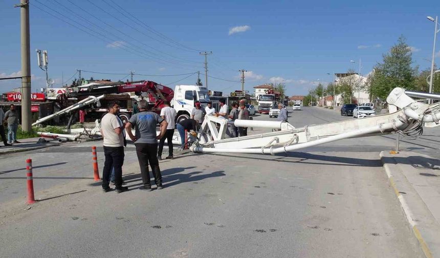 Beton pompası devrildi, faciadan dönüldü
