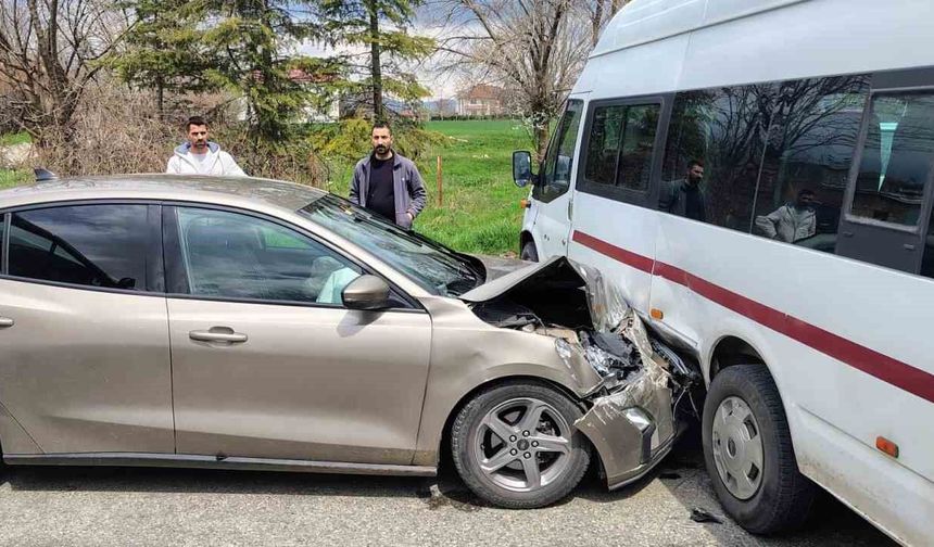 Elazığ’da Feci Kaza: Otomobil Minibüse Çarptı! 1 Yaralı Hastaneye Kaldırıldı