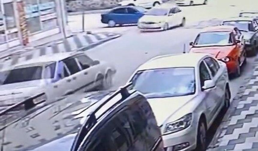 Elazığ’da İki Otomobil Çarpıştı! Kaza Anı Güvenlik Kamerasına Böyle Yansıdı