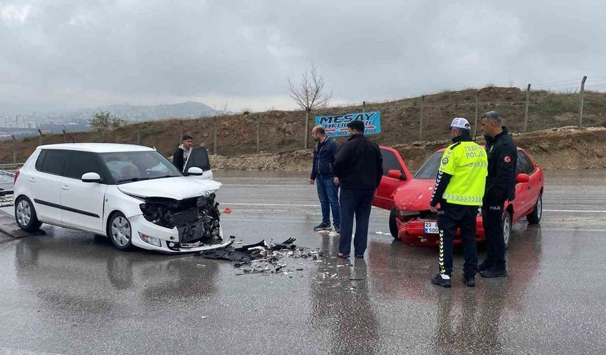 Elazığ’da İki Otomobil Çarpıştı: Trafik Kazasında 3 Kişi Yaralandı