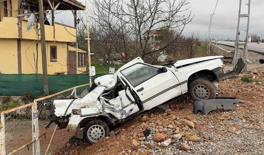 Elektrik direğine çarpan otomobil hurdaya döndü