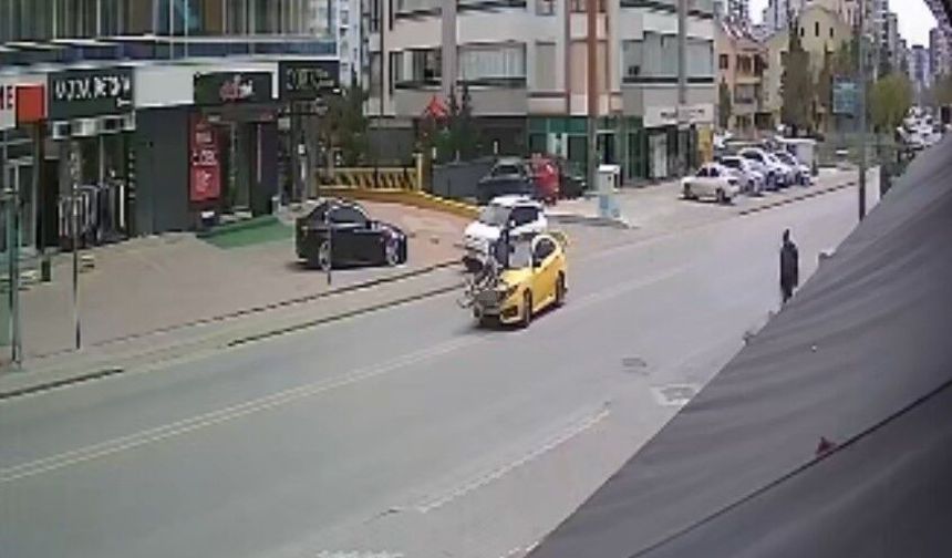 Feci Kaza Kamerada! Taksinin Çarptığı Bisikletli Havaya Savruldu