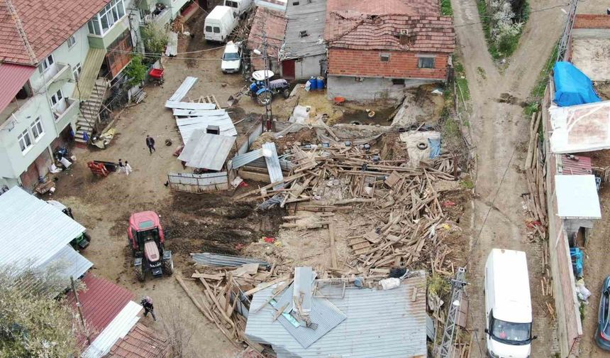 Fırtına Ahırı Çökertti: 4 Büyükbaş Hayvan Telef Oldu, 8’i Ekipler Tarafından Kurtarıldı