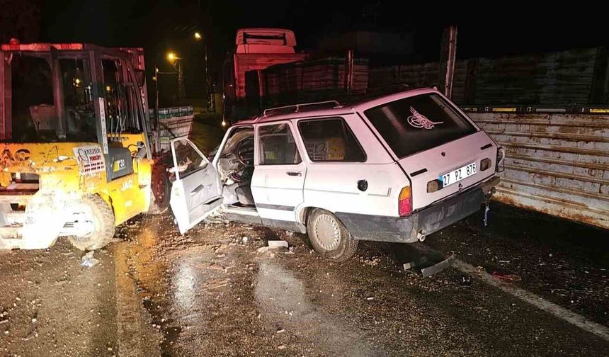 Forklift Kazası: Yola Aniden Çıktı, Otomobil Çarptı! 4 Kişi Yaralandı