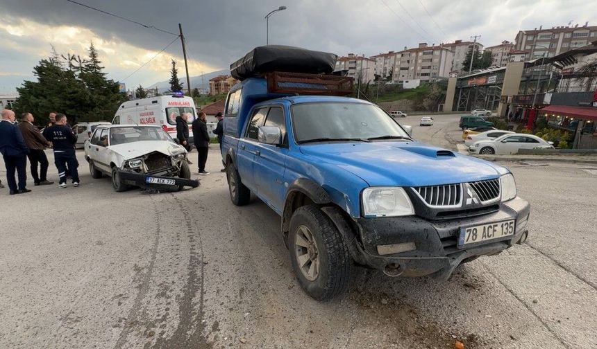 Kamyonet ile Otomobil Çarpıştı: Kazada 1 Kişi Yaralandı
