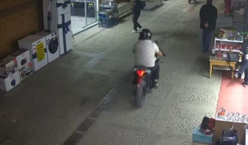 Kapalı Çarşı’da motosiklet dehşeti: Yayaya çarpıp kaçtı