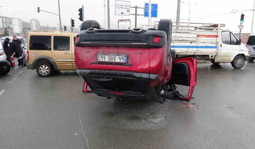 Karayolunda Korkutan Kaza: Çarpışan Araç Ters Döndü, 2 Yaralı