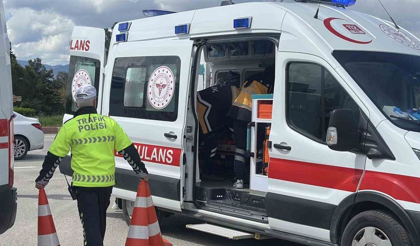 Kavşakta Feci Kaza: Otomobil ile Motosiklet Çarpıştı! 2 Yaralı