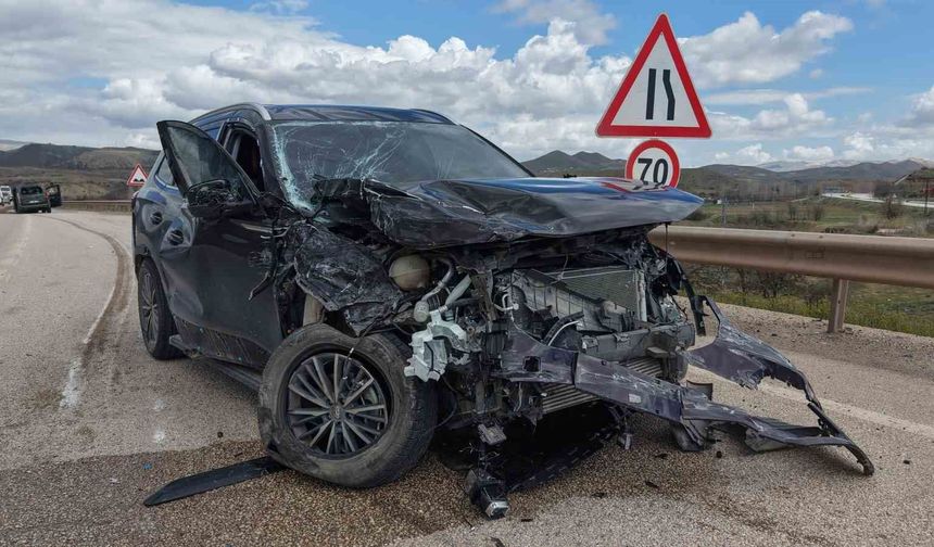 Kavşakta Zincirleme Trafik Kazası: 3 Araç Çarpıştı, 7 Kişi Yaralandı