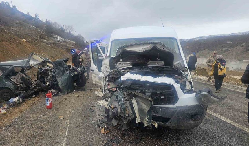 Kelkit-Erzincan Karayolunda Öğretmenleri Taşıyan Servis ile Otomobil Çarpıştı: 1 Ölü, 2’si Ağır 10 Yaralı