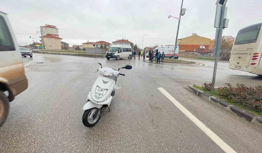 Minibüs ile motosiklet çarpıştı: Sürücü hastaneye kaldırıldı