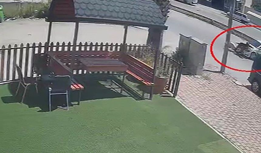 Motosiklet ile otomobil çarpıştı: Kaza anı kameraya saniye saniye yansıdı