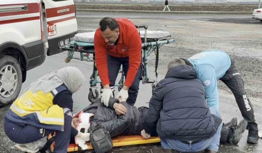 Motosiklet ile otomobil çarpıştı: Yola savrulan sürücü yaralandı