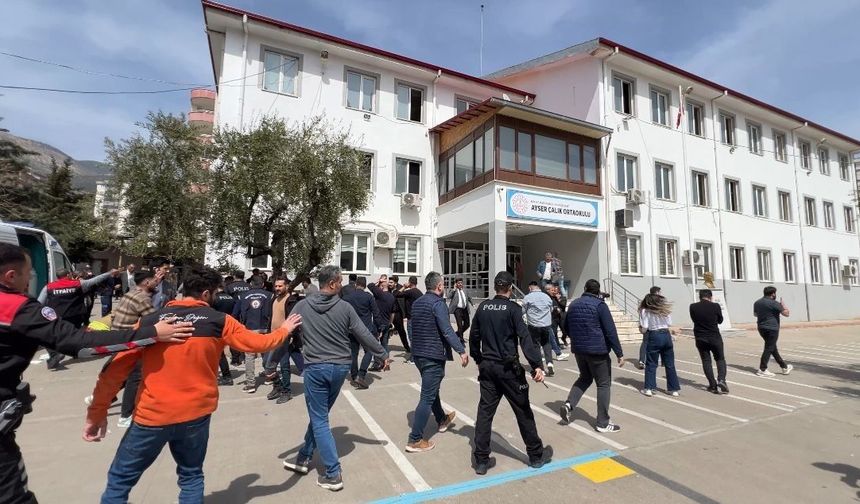 Ortaokulda Silahlı Saldırı: 1’i Öğretmen 4 Kişi Hayatını Kaybetti, 20 Yaralı