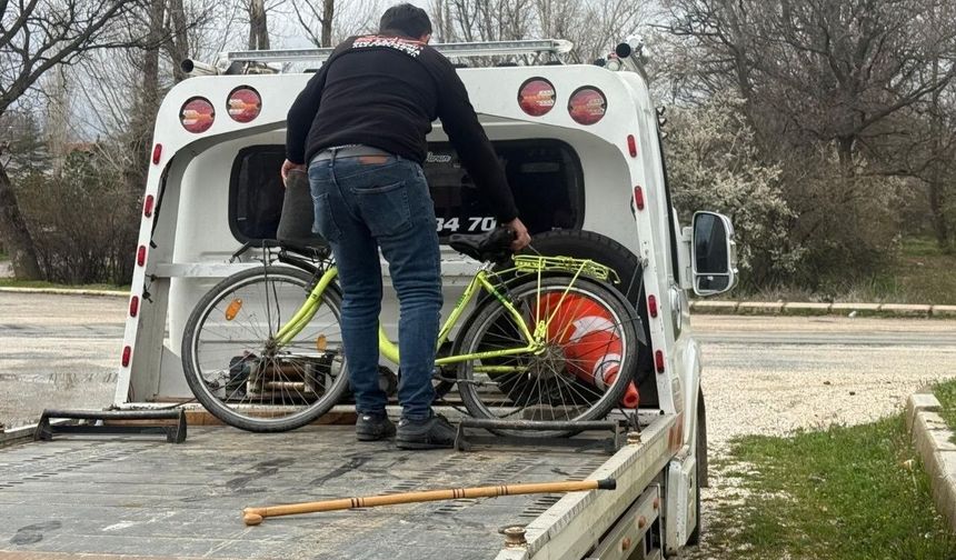 Otomobil bisikletliye çarptı: yaşlı sürücü ağır yaralandı