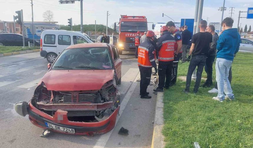 Otomobil ile Hafif Ticari Araç Çarpıştı, 4 Yaralı