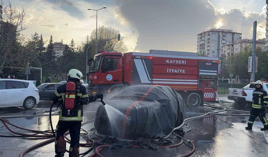 Seyir halindeki elektrikli otomobil alev aldı: Yangın battaniyesiyle müdahale edildi