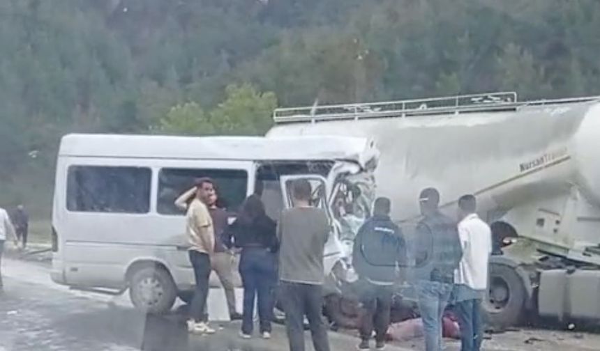 Tır ile Minibüs Çarpıştı: 7 Ölü, 2’si Ağır 7 Yaralı