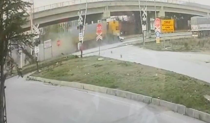 Tır Otomobili Metrelerce Sürükledi: Sürücü Pervil Ulu Hayatını Kaybetti