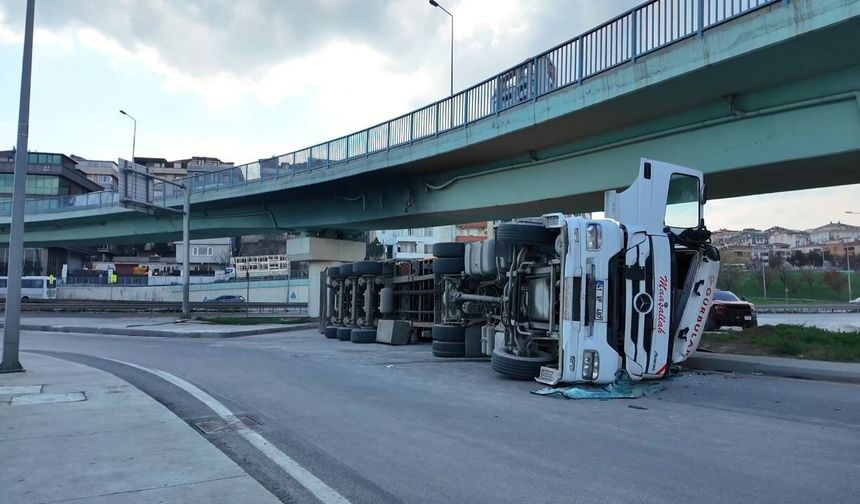 Virajı alamayan TIR devrildi! trafik aksadı