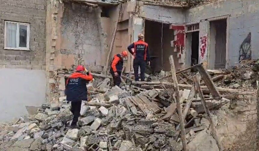 Yoğun yağış sonrası kerpiç bina çöktü: 2 yaralı