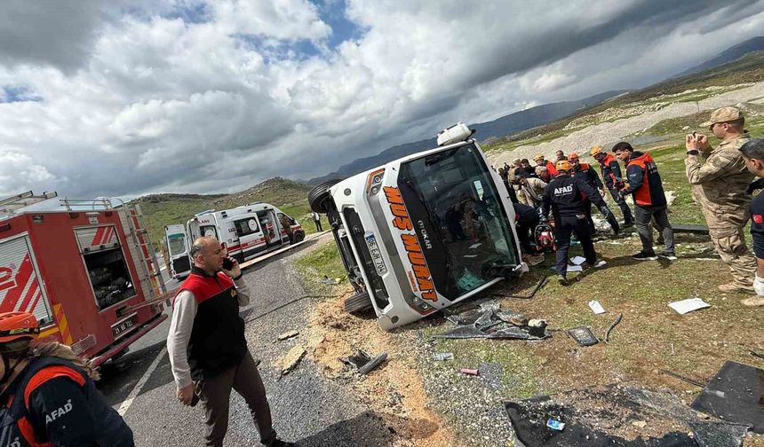 Yolcu otobüsü devrildi: 1 kişi hayatını kaybetti, 13 yaralı