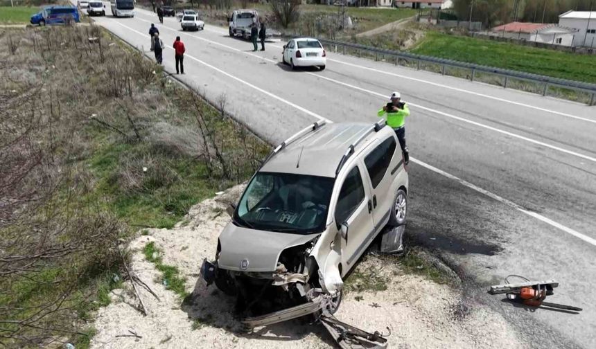 Zincirleme Trafik Kazası: 3 Araç Çarpıştı, 1’i Ağır 7 Kişi Yaralandı