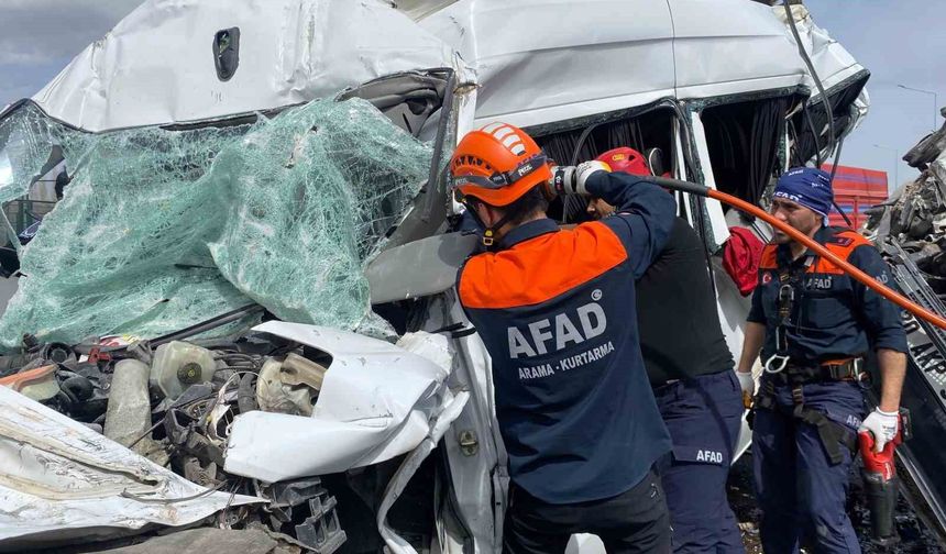 Zincirleme Trafik Kazası: Kamyon Otomobilin Üzerine Devrildi, 1’i Ağır 5 Yaralı