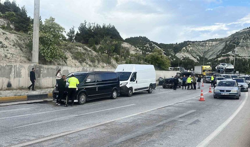 5 aracın karıştığı zincirleme kazada 5 kişi hafif şekilde yaralandı