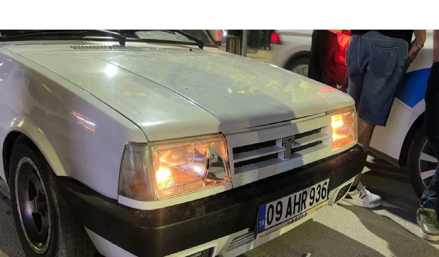 Alkol alıp şampiyonluk kutlamasına çıktı, park halindeki 2 otomobile çarpıp kaçtı