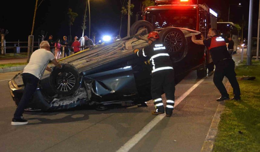Alkollü sürücü park halindeki hafif ticari araca çarptı: 2 yaralı