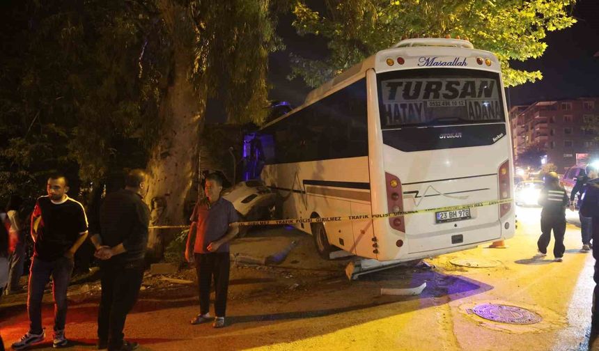 Alkollü sürücünün kullandığı minibüs iş yerine daldı: 2 yaralı