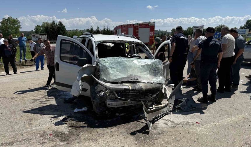 Araçların çarpıştığı kazada 3'ü çocuk 7 kişi yaralandı