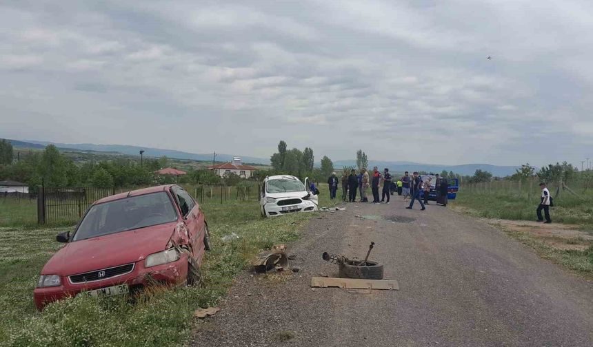 Bingöl’de Otomobil ile Hafif Ticari Araç Çarpıştı: 2 Yaralı