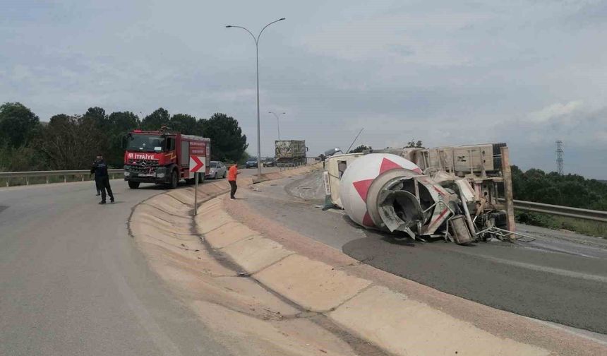 Devrilen beton mikserinin sürücüsü yaralandı