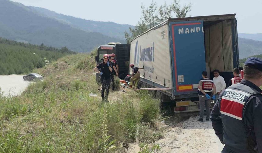 Devrilen tırın altında kalan sürücü hayatını kaybetti