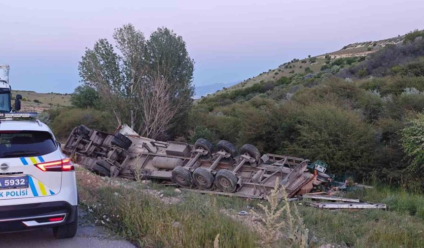 Ekmek yüklü tır şarampole devrildi