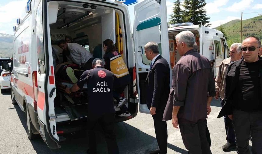 Elazığ'da otomobil aydınlatma direğine çarptı: 1'i bebek 4 yaralı