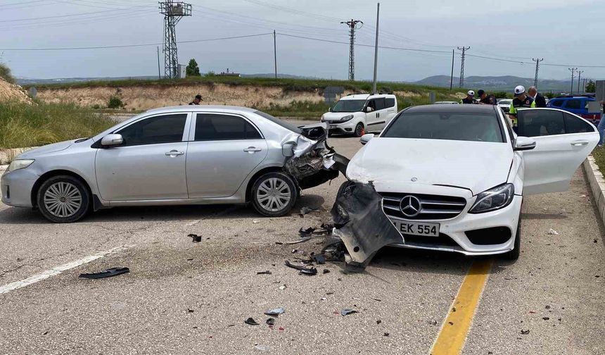 Elazığ'da otomobiller çarpıştı: 1'i hamile 4 yaralı