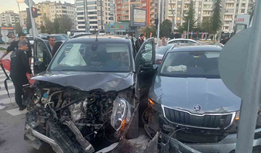 Elazığ'da zincirleme trafik kazası: 3 yaralı