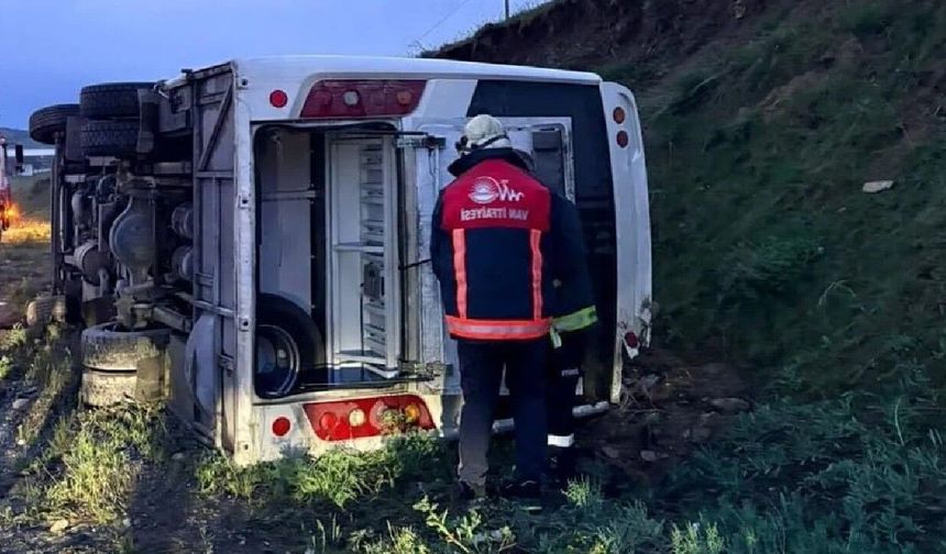 Emniyet personelini taşıyan midibüs devrildi: 4 yaralı