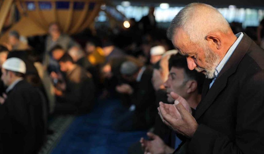 Erzincan'da vatandaşlar bayram namazı için camilere akın etti
