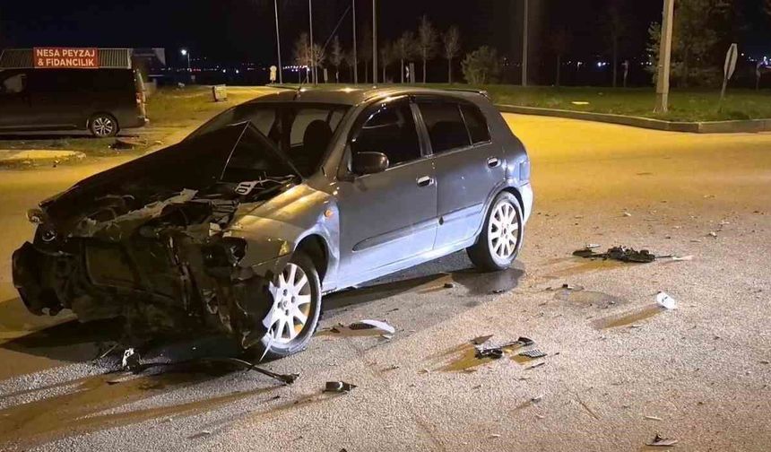 Erzurum’da Otomobil ile Servis Minibüsü Çarpıştı: 2 Yaralı
