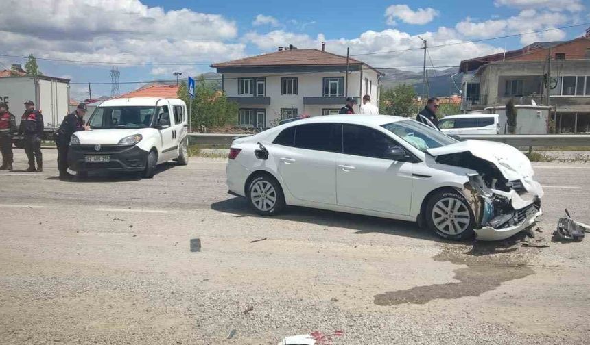 Hafif ticari araç ile otomobil çarpıştı: 2 yaralı
