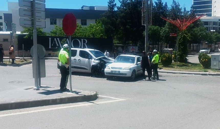Hafif ticari araç ile otomobil çarpıştı: 3 yaralı
