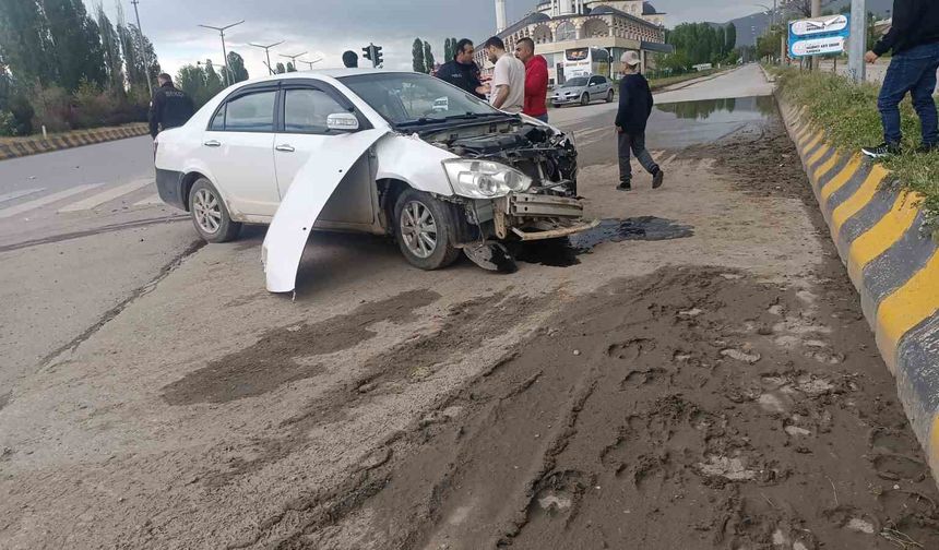 Hafriyat kamyonu ile otomobil çarpıştı: 1 yaralı