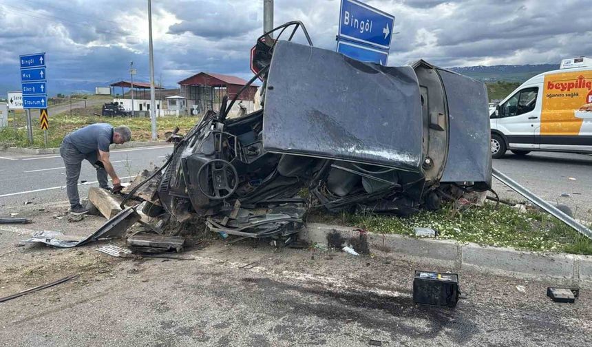 Hayvan yüklü kamyon otomobillere çaptı: 1'i ağır 2 yaralı